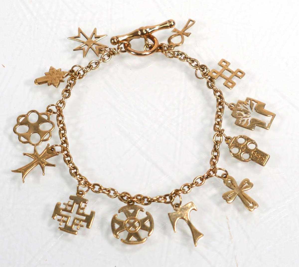 Lot 631 - A 9ct yellow gold chainlink bracelet with...