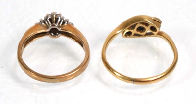 Lot 640 - An 18ct yellow gold crossover ring set blue...