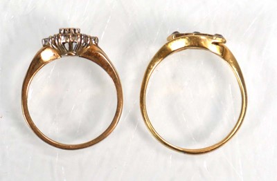 Lot 640 - An 18ct yellow gold crossover ring set blue...