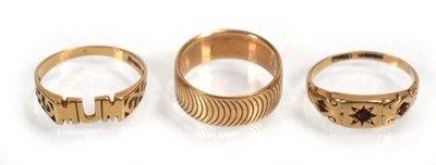 Lot 641 - A 9ct yellow gold engraving band ring, band w....