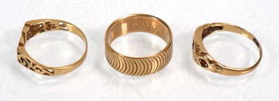 Lot 641 - A 9ct yellow gold engraving band ring, band w....