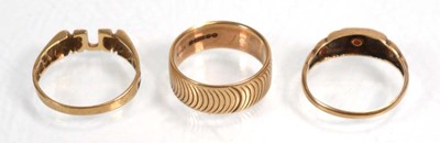 Lot 641 - A 9ct yellow gold engraving band ring, band w....