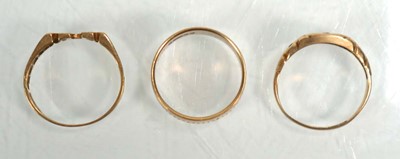 Lot 641 - A 9ct yellow gold engraving band ring, band w....