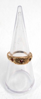 Lot 641 - A 9ct yellow gold engraving band ring, band w....