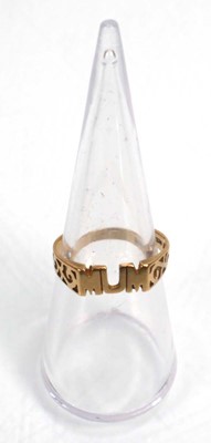 Lot 641 - A 9ct yellow gold engraving band ring, band w....