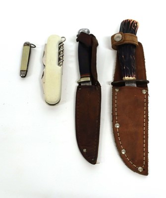 Lot 1073 - 2x fixed blade knives, 1x knife with mother of...