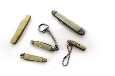Lot 1077 - 5x assorted pocket knives with mother of pearl...