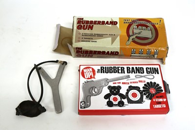 Lot 1084 - 2x rubber band guns and a home made catapult
