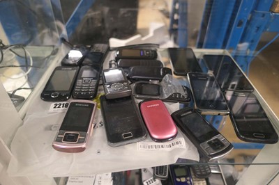 Lot 2219 - Selection of mobile phones