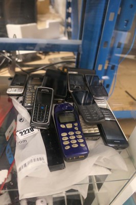 Lot 2220 - Selection of mobile phones