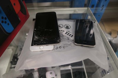 Lot 2222 - Selection of 3 iPhones for spares and repairs