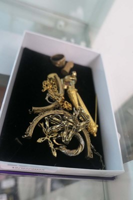 Lot 2360 - Selection of yellow metal jewellery in box