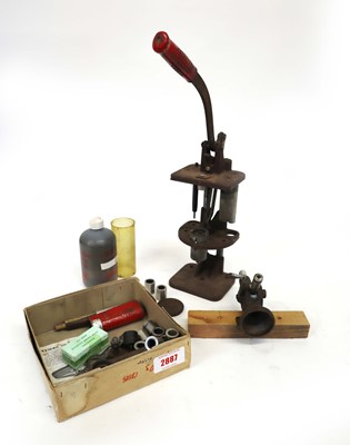 Lot 2887 - Vintage Redding reloading device with accessories