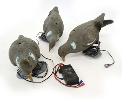 Lot 1332 - 3x battery operated pecking decoy pigeons