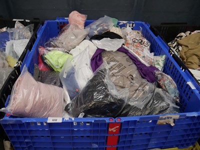Lot 1312 - Pallet containing mixed ladies and men's clothing