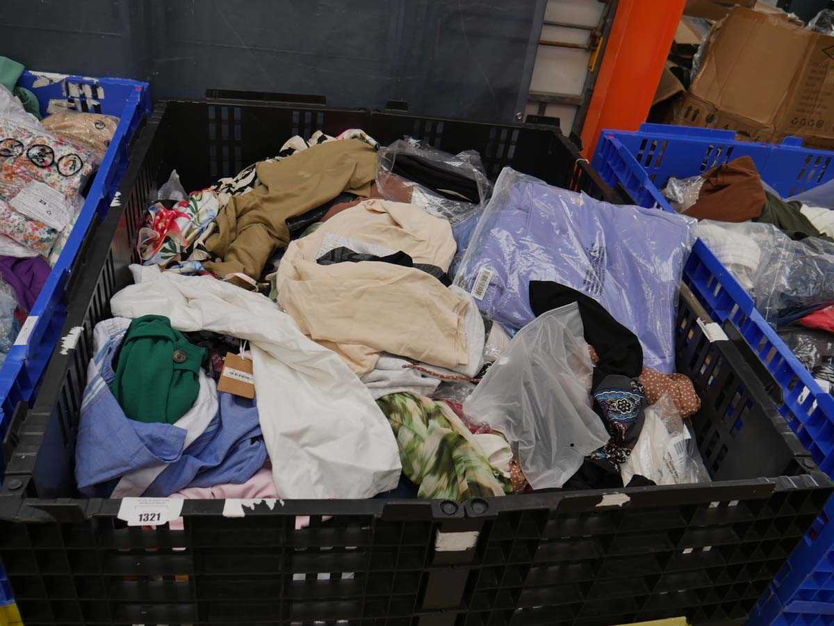 Lot 1321 - Pallet containing mixed ladies and men's clothing