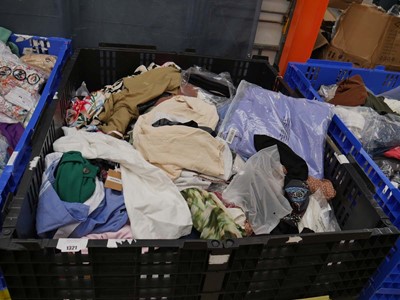 Lot 1321 - Pallet containing mixed ladies and men's clothing