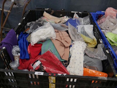 Lot 1333 - Pallet containing mixed ladies and men's clothing