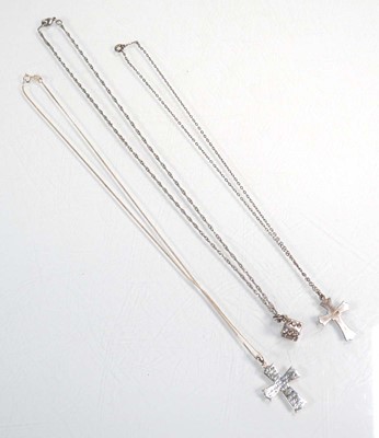 Lot 649 - A group of silver and metalware jewellery...