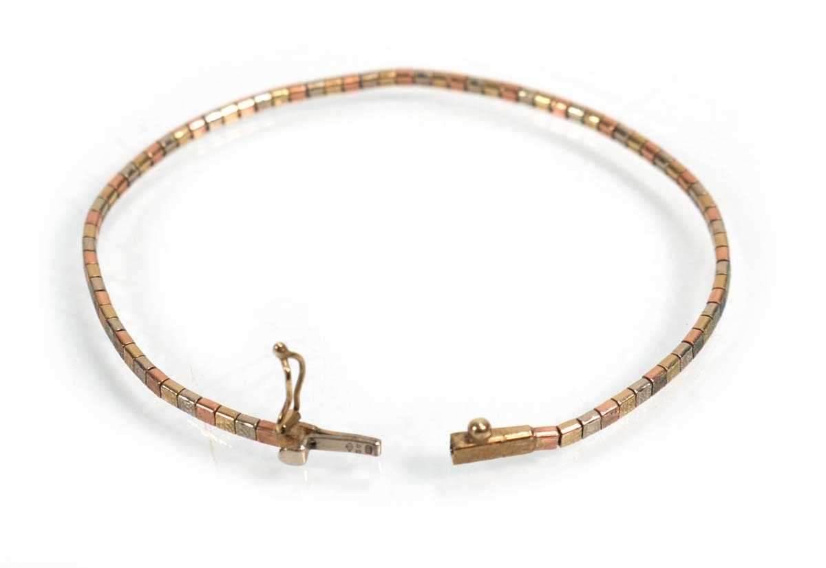 Lot 662 - A 9ct tri-colour gold engraved boxlink...