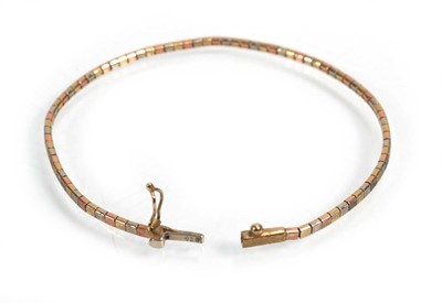 Lot 662 - A 9ct tri-colour gold engraved boxlink...