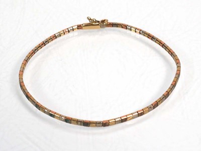 Lot 662 - A 9ct tri-colour gold engraved boxlink...