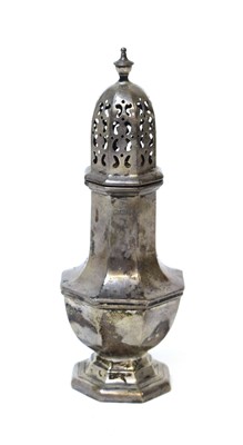 Lot 332 - A Walker & Hall silver sifter, Sheffield 1910,...