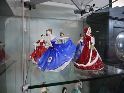 Lot 1037 - 5 Royal Doulton figurenes including 'Elaine...
