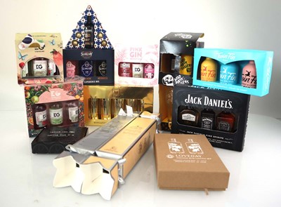 Lot 101 - 13 various gift sets of miniatures including...