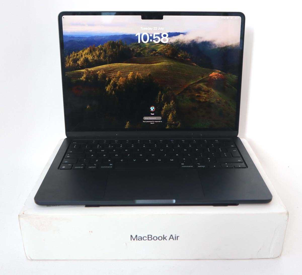 Lot 2002 - MacBook Air 13" 2024 A3113 Midnight laptop...