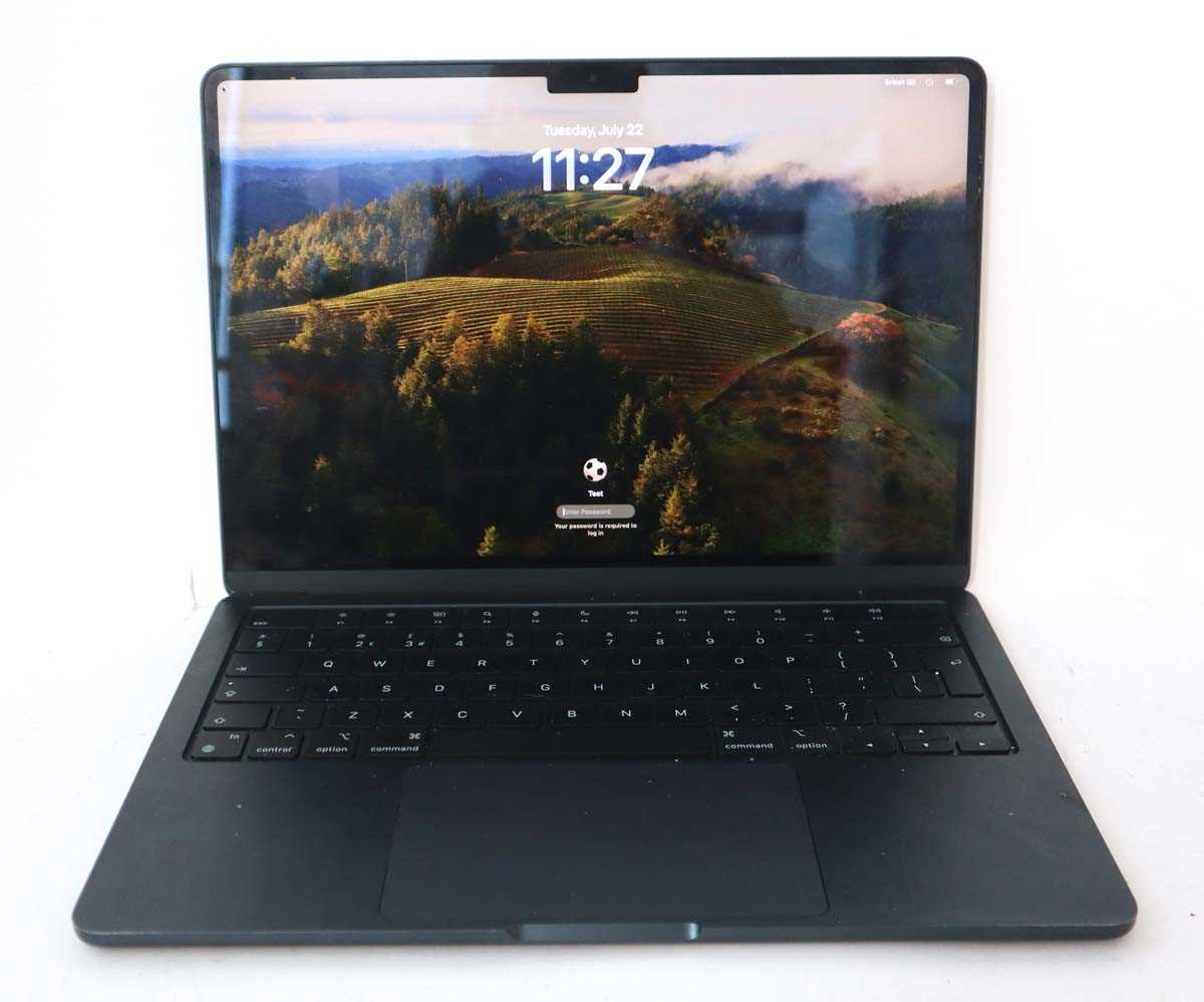 Lot 2006 - MacBook Air 13" 2022 A2681 Midnight with M3...