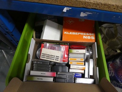 Lot 2170 - 2 boxes containing various cameras and camera...