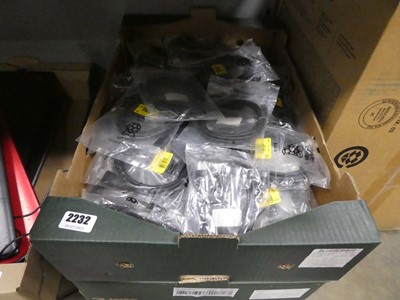 Lot 2232 - Two trays of HDMI cables