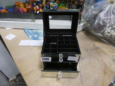 Lot 2798 - Jewellery case containing a small amount of...