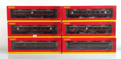 Lot 233 - Nineteen Hornby OO gauge corridor and other...