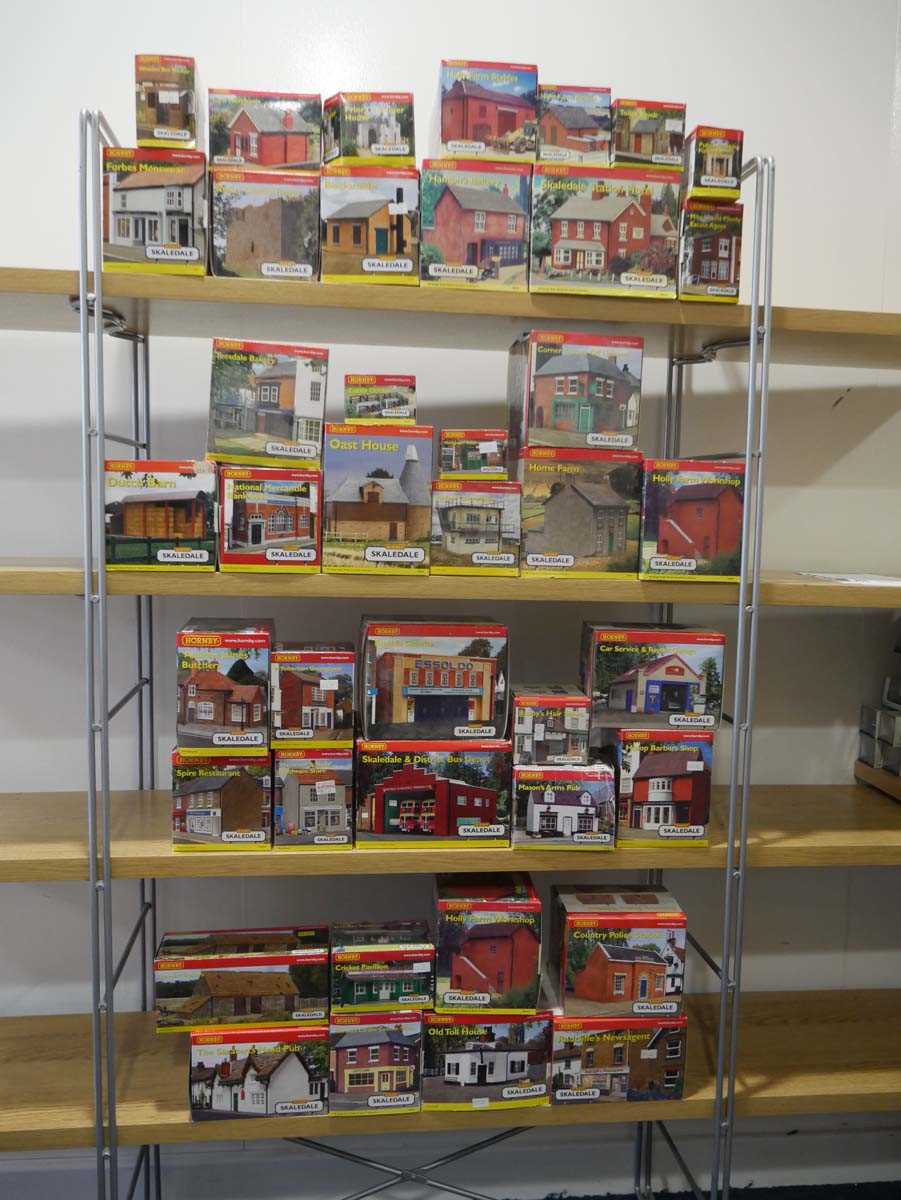 Lot 248 - Forty-one items of Hornby Skaledale OO gauge...