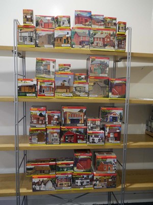Lot 248 - Forty-one items of Hornby Skaledale OO gauge...