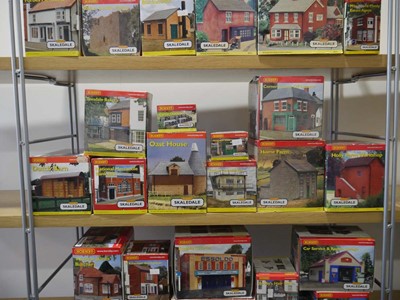 Lot 248 - Forty-one items of Hornby Skaledale OO gauge...
