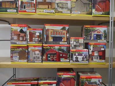 Lot 248 - Forty-one items of Hornby Skaledale OO gauge...