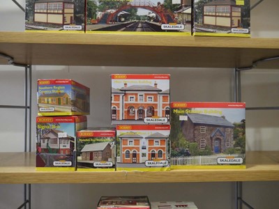 Lot 249 - Forty-one items of Hornby Skaledale OO gauge...