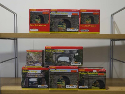 Lot 250 - Eight items of Hornby Skaledale OO gauge items...