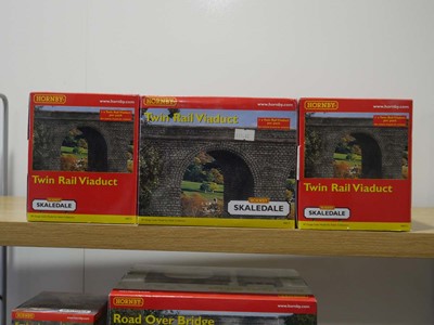 Lot 250 - Eight items of Hornby Skaledale OO gauge items...