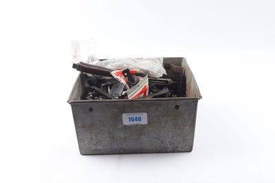 Lot 1646 - Metal tray containing various air gun parts