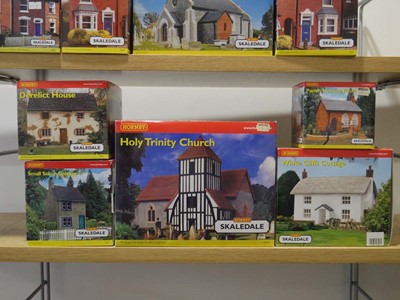 Lot 251 - Fifty-six items of Hornby Skaledale OO gauge...