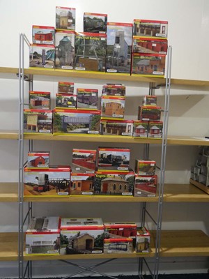 Lot 252 - Fifty items of Hornby Skaledale OO gauge...