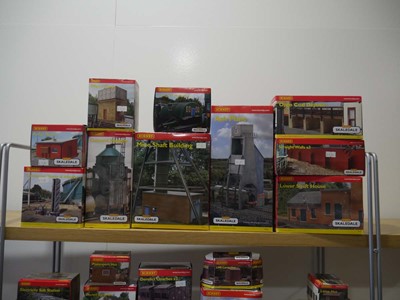 Lot 252 - Fifty items of Hornby Skaledale OO gauge...