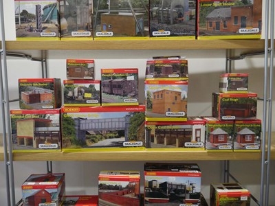 Lot 252 - Fifty items of Hornby Skaledale OO gauge...
