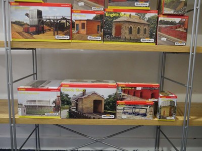 Lot 252 - Fifty items of Hornby Skaledale OO gauge...
