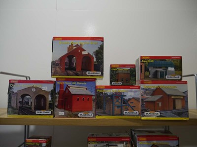 Lot 252 - Fifty items of Hornby Skaledale OO gauge...