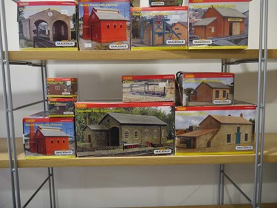 Lot 252 - Fifty items of Hornby Skaledale OO gauge...